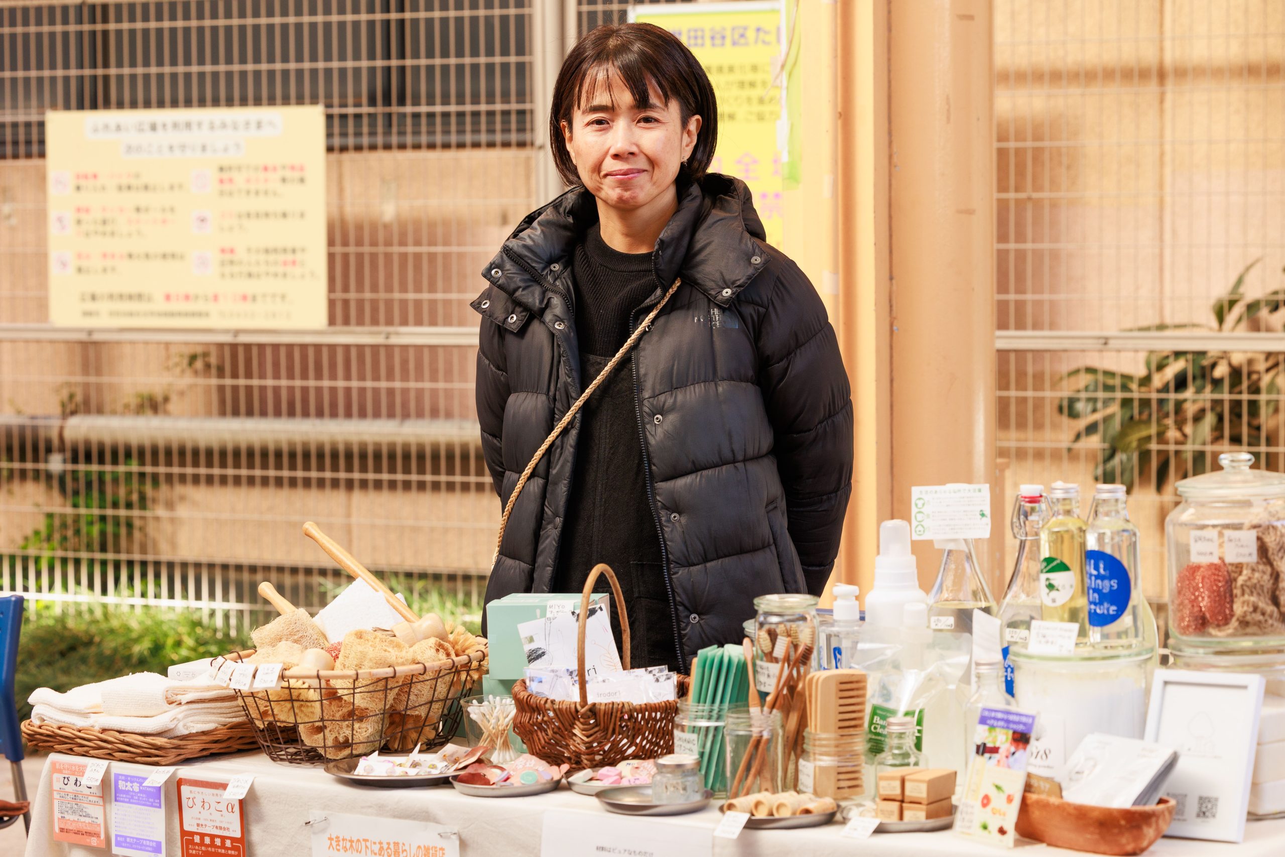 01-09_蜃ｺ蠎苓・ｧ倥→蝠・刀_螟ｧ縺阪↑譛ｨ縺ｮ荳九↓縺ゅｋ證ｮ繧峨＠縺ｮ髮題ｲｨ蠎・CA1_3884